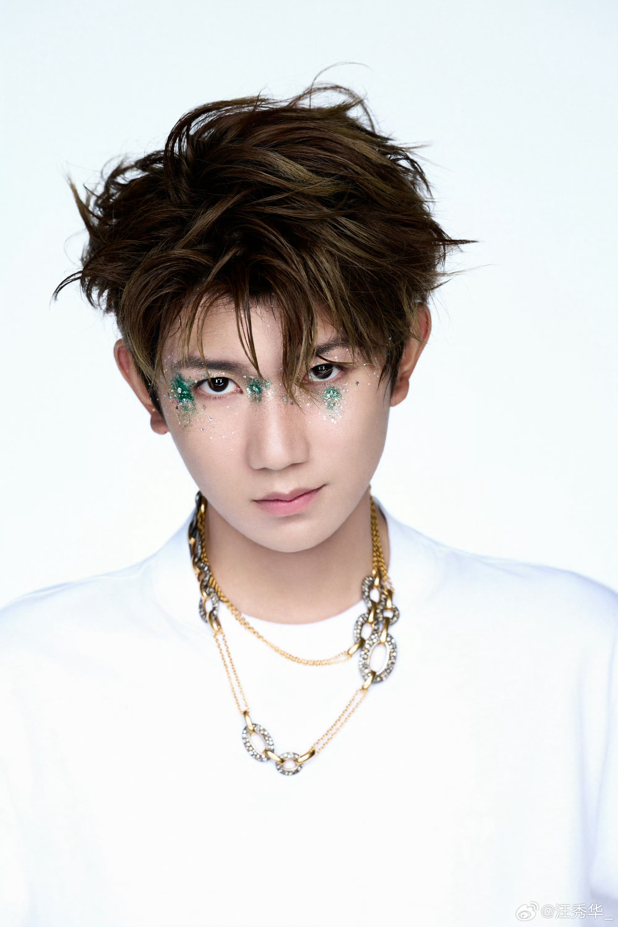 王源银河妆 王源这个眼妆好好看😍😍下次多尝试这种风格造型吧王源官宣巡演