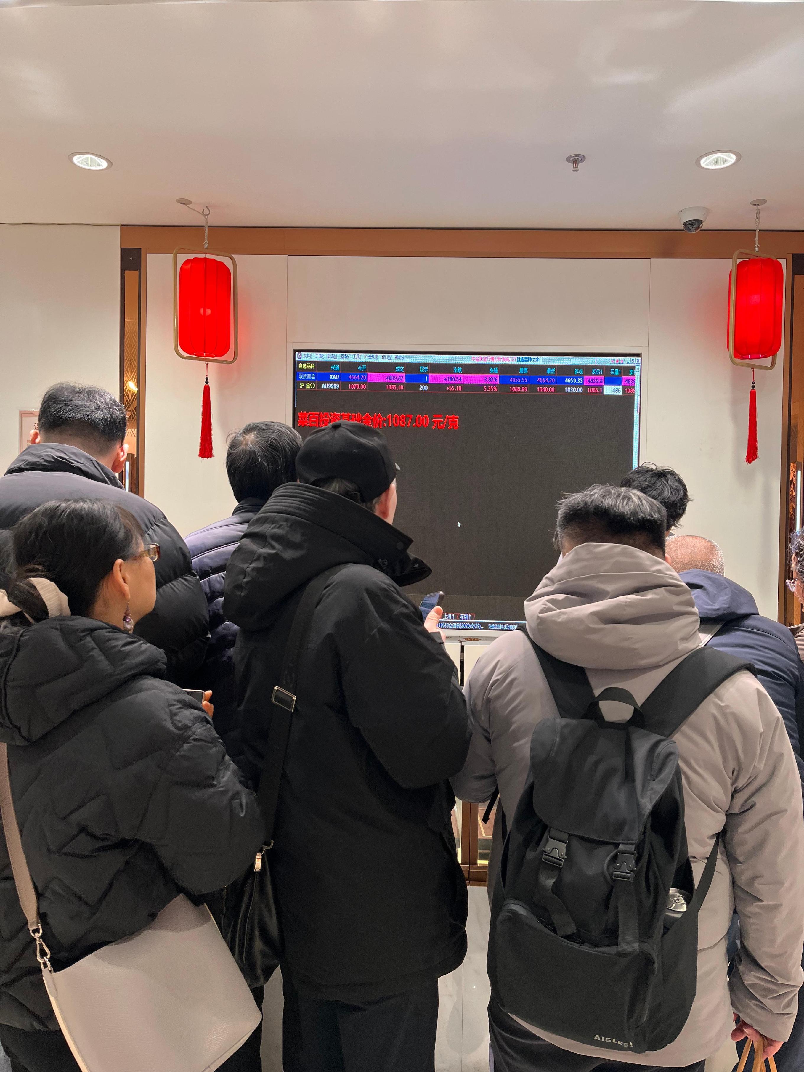 现场直击菜百黄金热:“我就要10克,有没有!”“排俩小时,卖