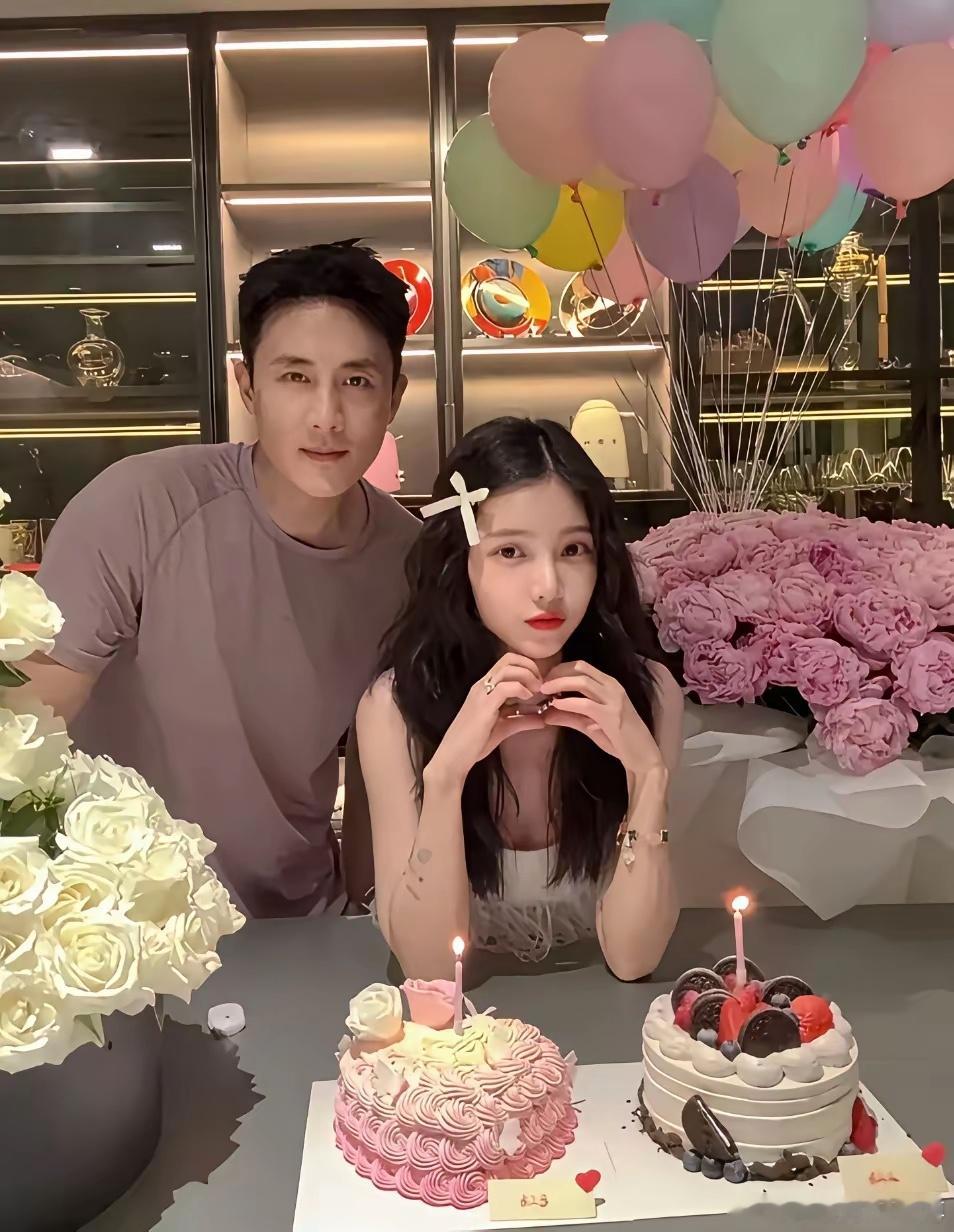杜淳真的把妻子当女儿养了。看她这状态哪像快40岁的人啊，分明是长发披在胸前，忽闪