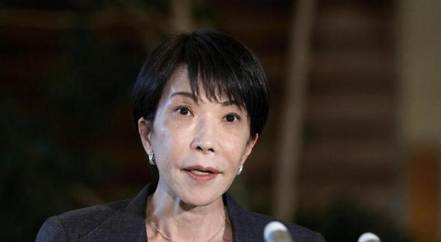 咱们总是被某些国外政客谦卑的表面鞠躬给骗了，以至于常常忽略他们背在身后的武士刀。