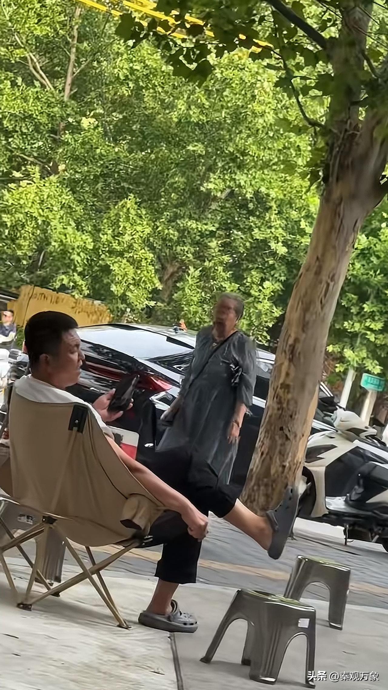 抓拍有点模糊，北京街头遇见容嬷嬷李明启 还是那么和蔼可亲！