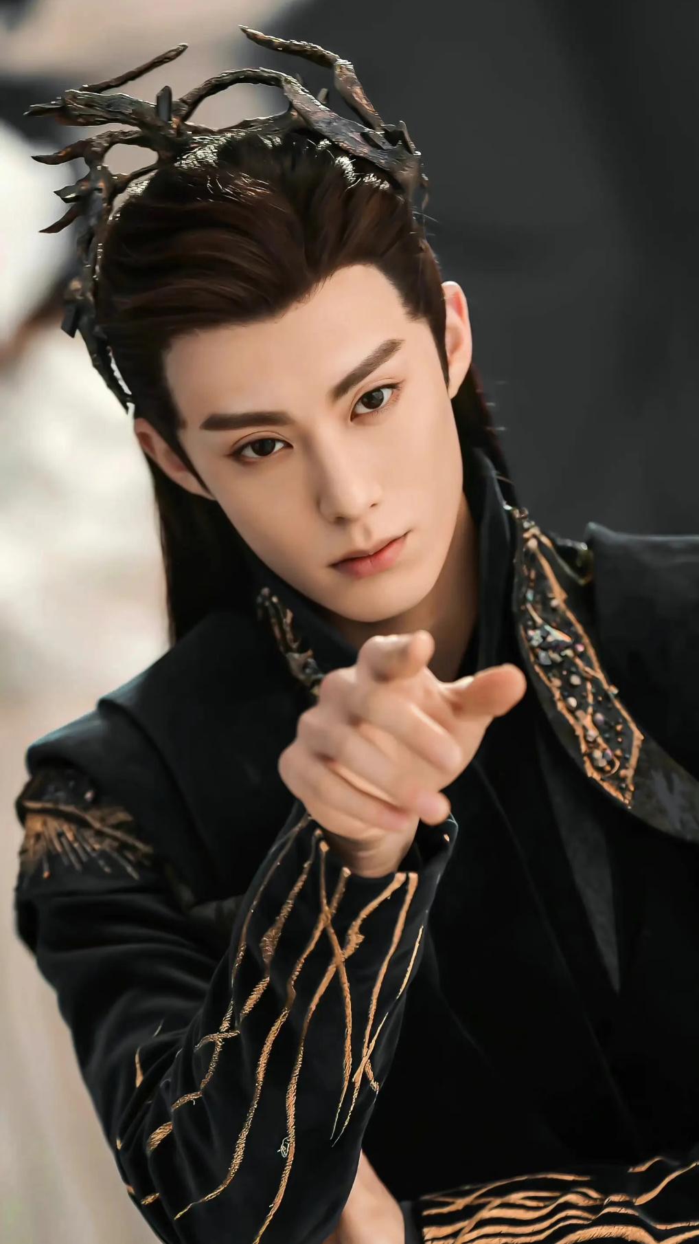 易小雅总能精准抓住王鹤棣的颜值精髓！《苍兰诀》里东方青苍的魔尊造型塑造出睥睨天下