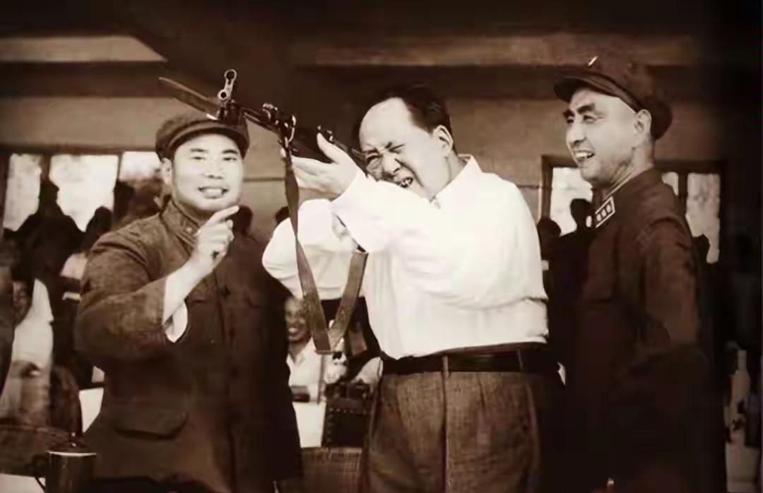 1943年，陈锡联到延安中央党校学习，经陈赓引荐首次见到毛主席￼￼￼。毛主席热情