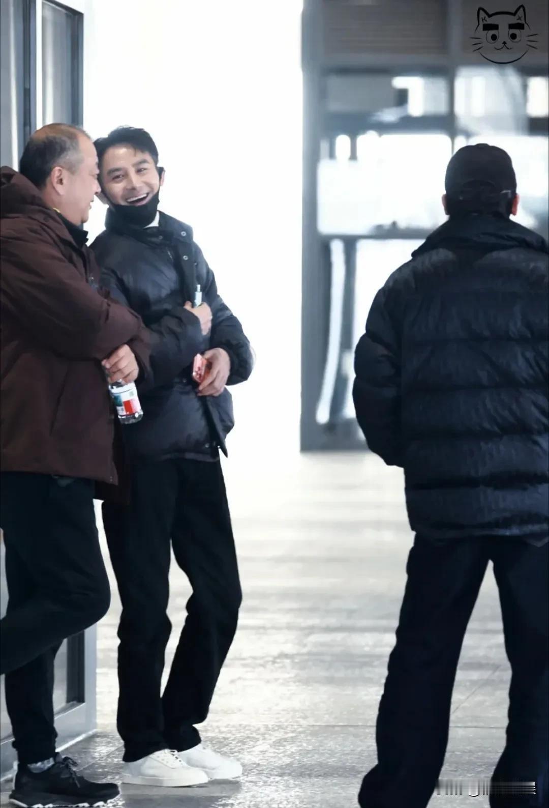 男神王凯也老了啊，这发际线堪忧。
王凯出席活动，穿着一件黑色羽绒服，戴着口罩，个