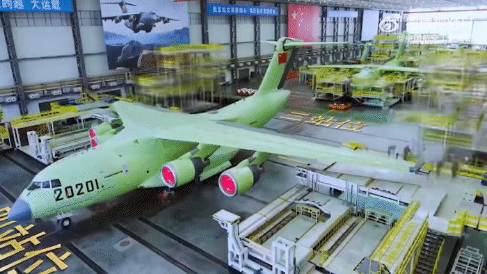 运20B生产线
大型运输机就像流水线上的一个个产品那样，源源不断地生产出来
这就