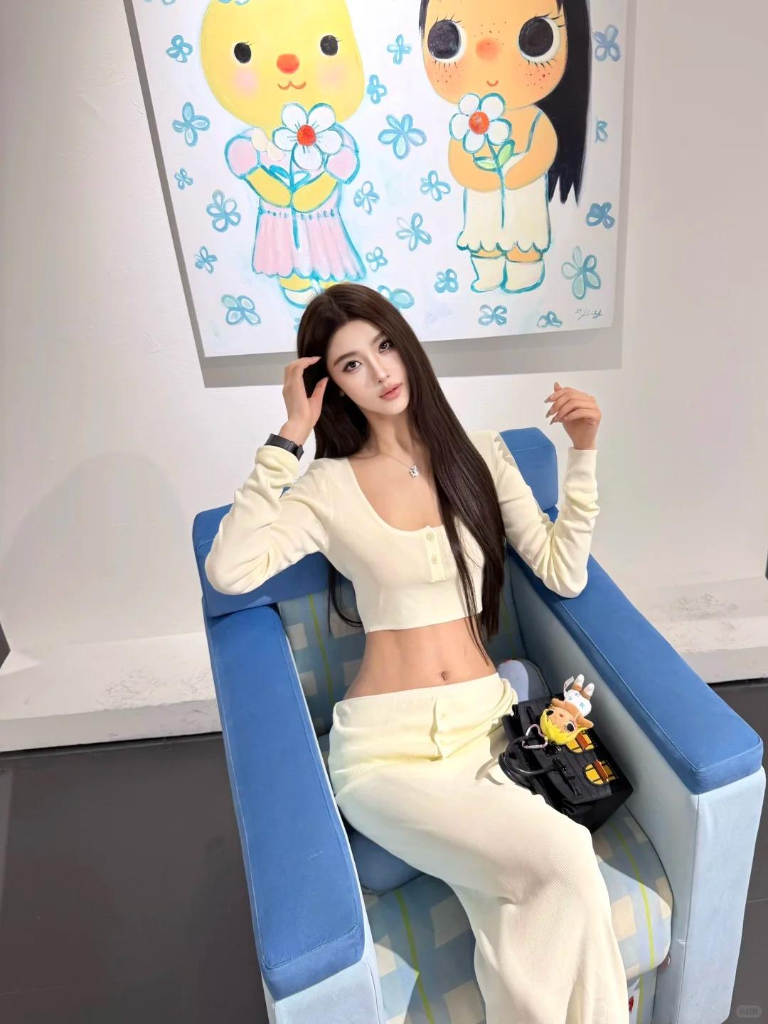 充满成熟感的兼职模特小姐姐，她的气质就像清晨的凉风，清清爽爽不黏人。说话时语速偏