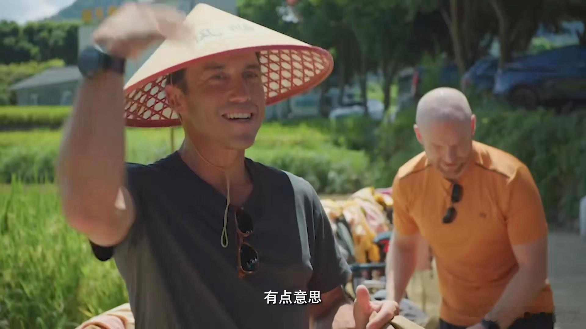 贵州万峰林把鱼儿养进了稻田里寻找最美目的地秘境贵州群山簇拥的万峰林梯田生机盎然，