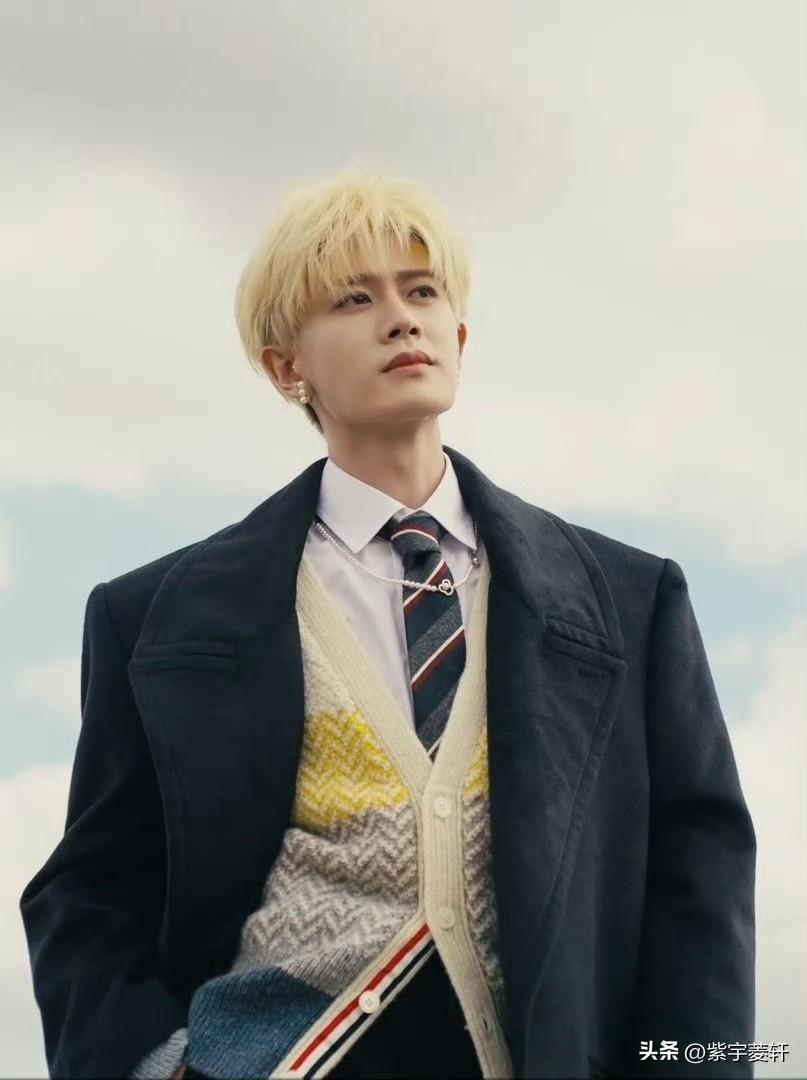 任嘉伦的粉丝怎么回事？
播风潮的时候粉丝蹭蹭涨，
播完就开始往下秃噜，
过年NB