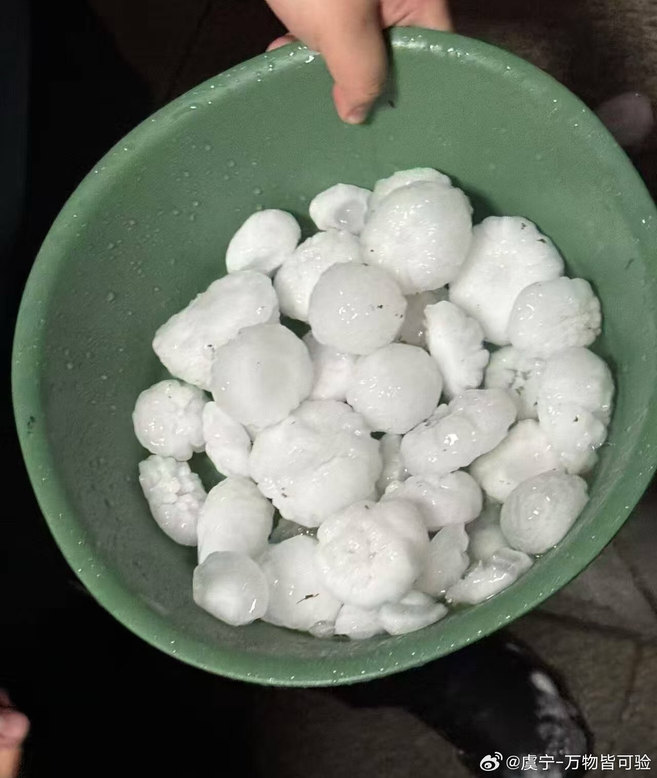 北京冰雹 提醒下大家，如果车辆被砸的，只要上了车损险，都是可以报案的，但是要48