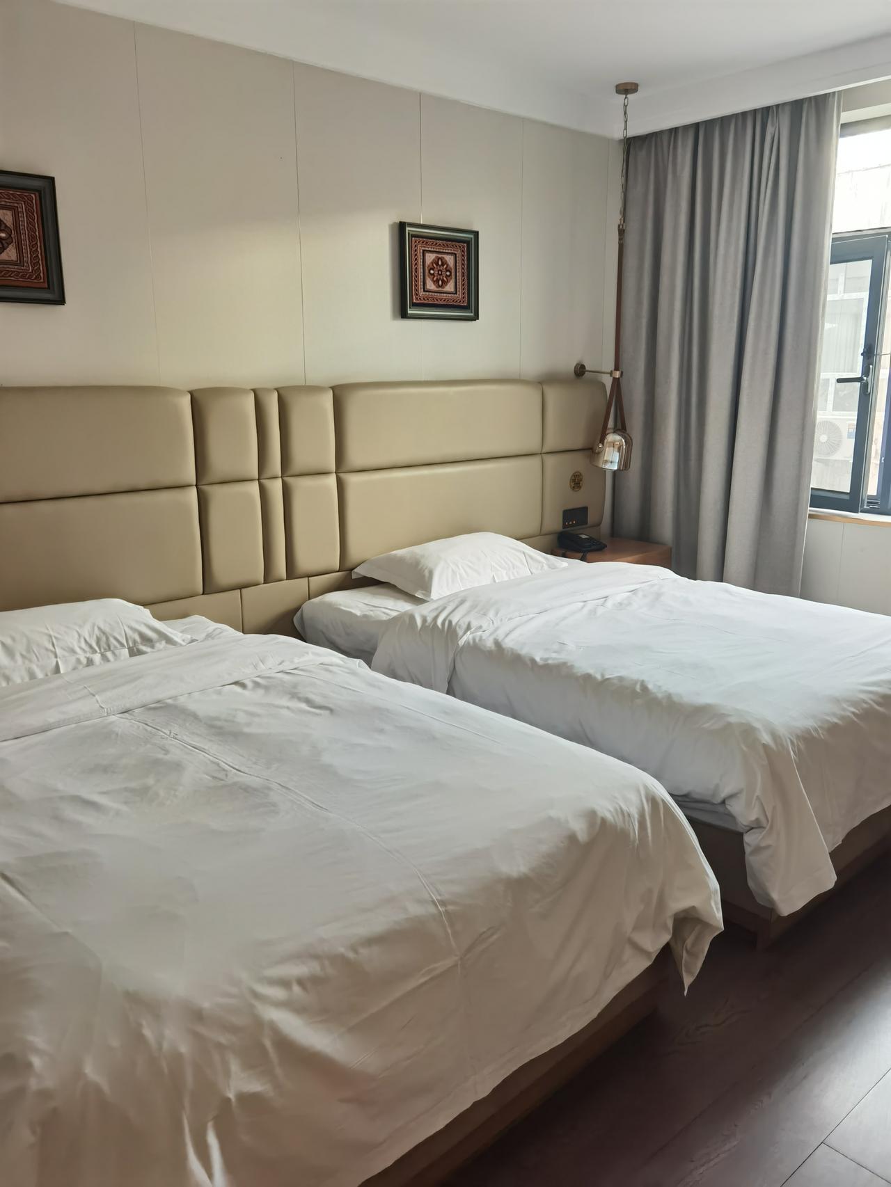 早上还在上海，下午就已落地大美新疆！

16:30 飞机准时抵达乌鲁木齐，司机已