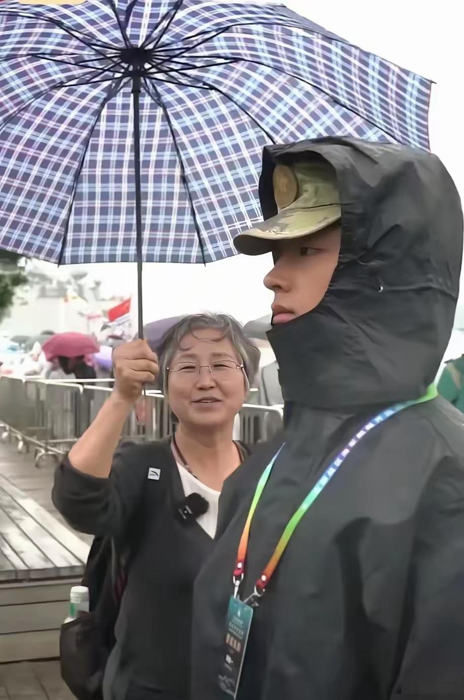 南一位妈妈坐10小时绿皮火车，颠簸一整夜到青岛看儿子，见面时儿子却只动了动嘴唇，