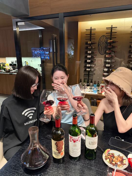 闺蜜聚会 葡萄酒世界 聚会喝酒放松