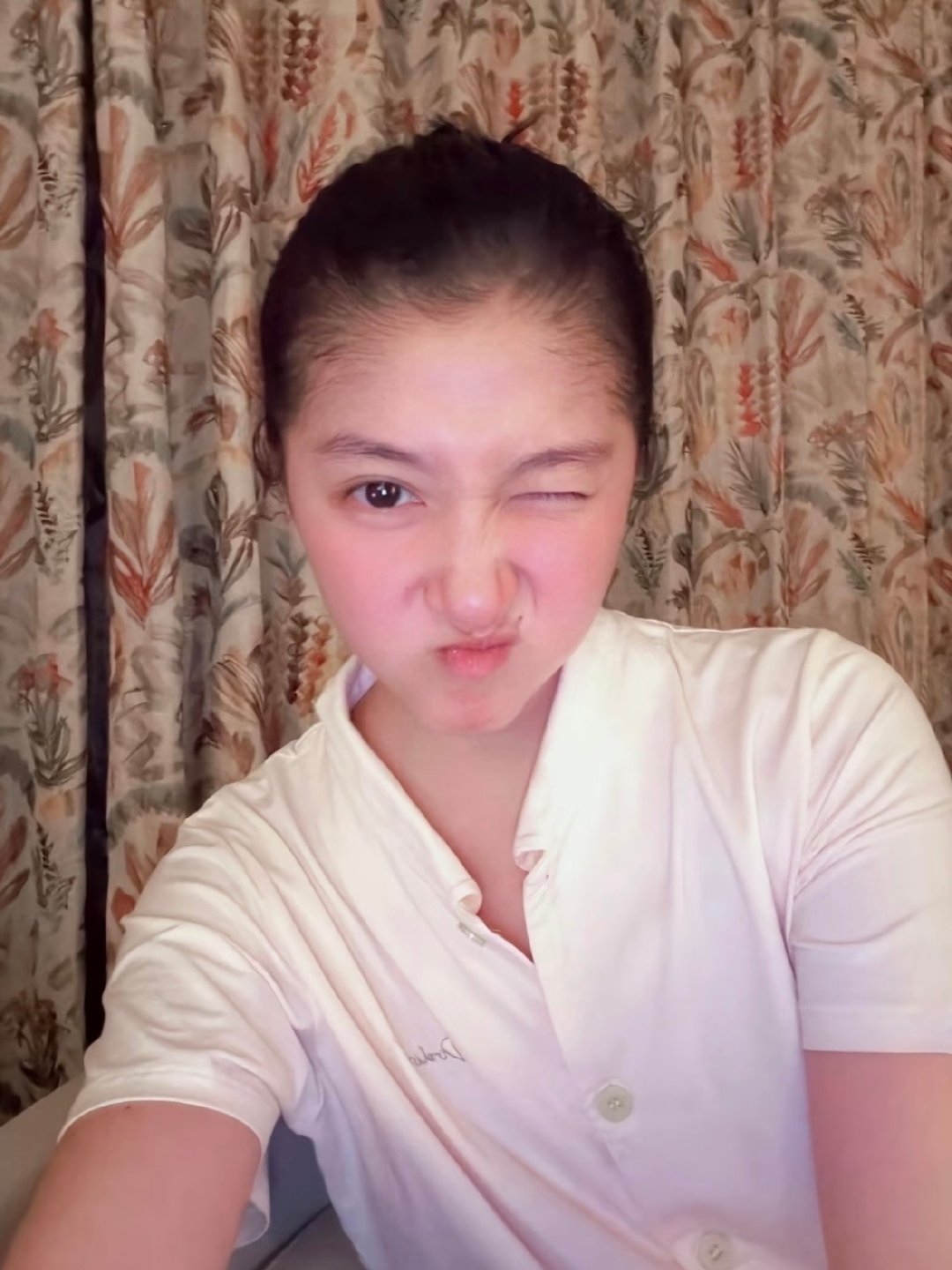 关晓彤的头发都长到眉毛上了，造型师怎么也不给她修一修？这样真的好看吗…… 