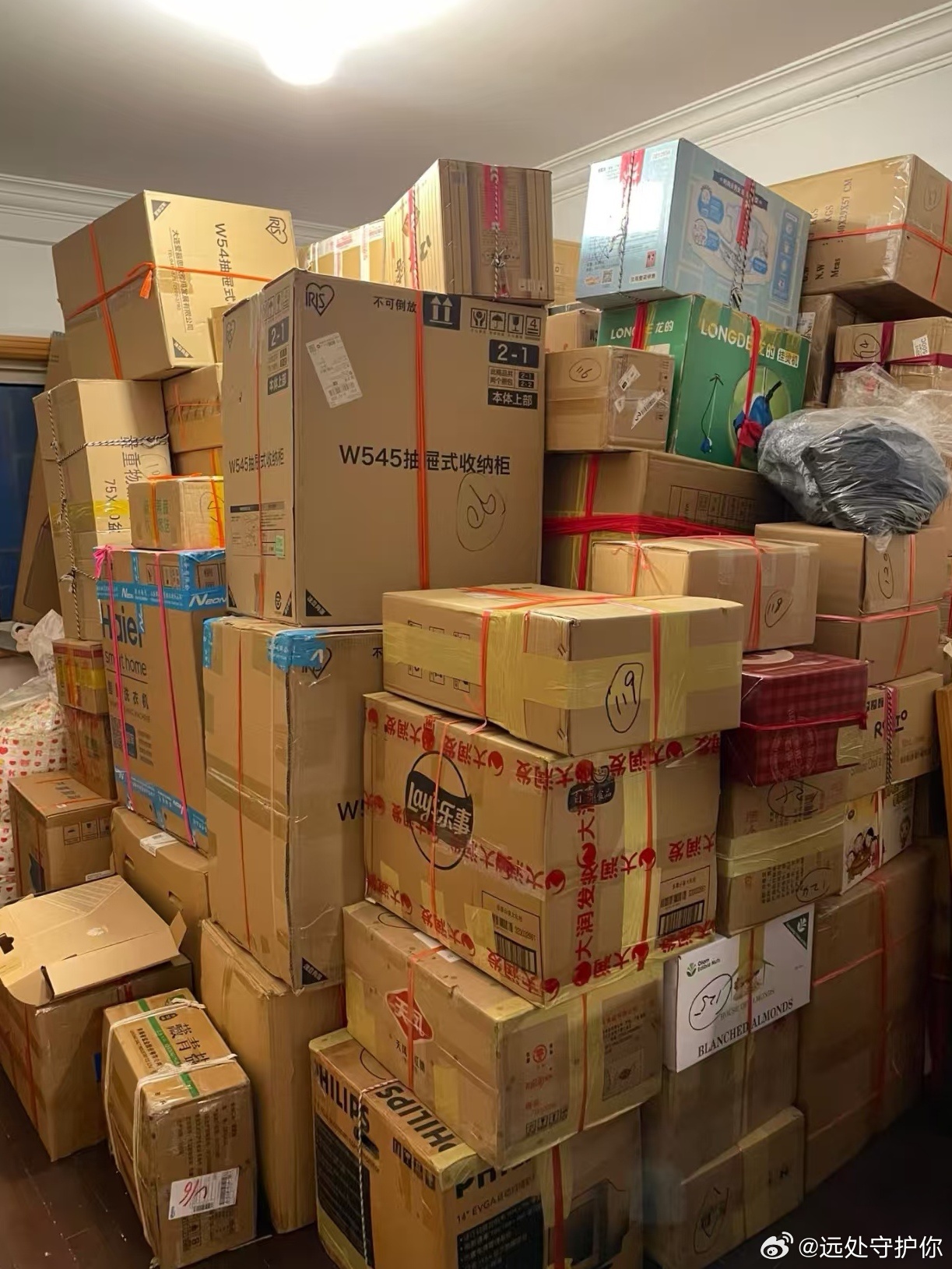 换城市工作，最愁一堆“家当”。德邦快递小哥上门，仔细分类、打包，连易碎的鱼缸都包