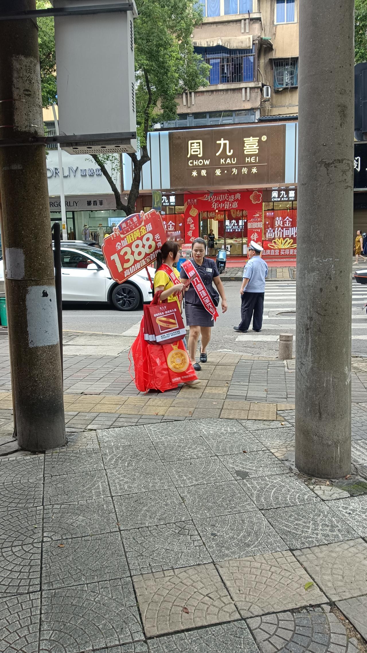 以前在街上游走，发这类广告传单的几乎都是中年妇女，现在已经被年轻的美女接过班来了