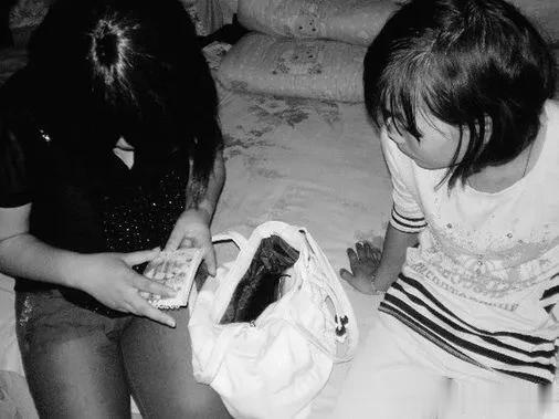 两个13岁的女孩来到黑龙江某派出所，其中一个带头说:“她继父强奸了她，我跟她一起