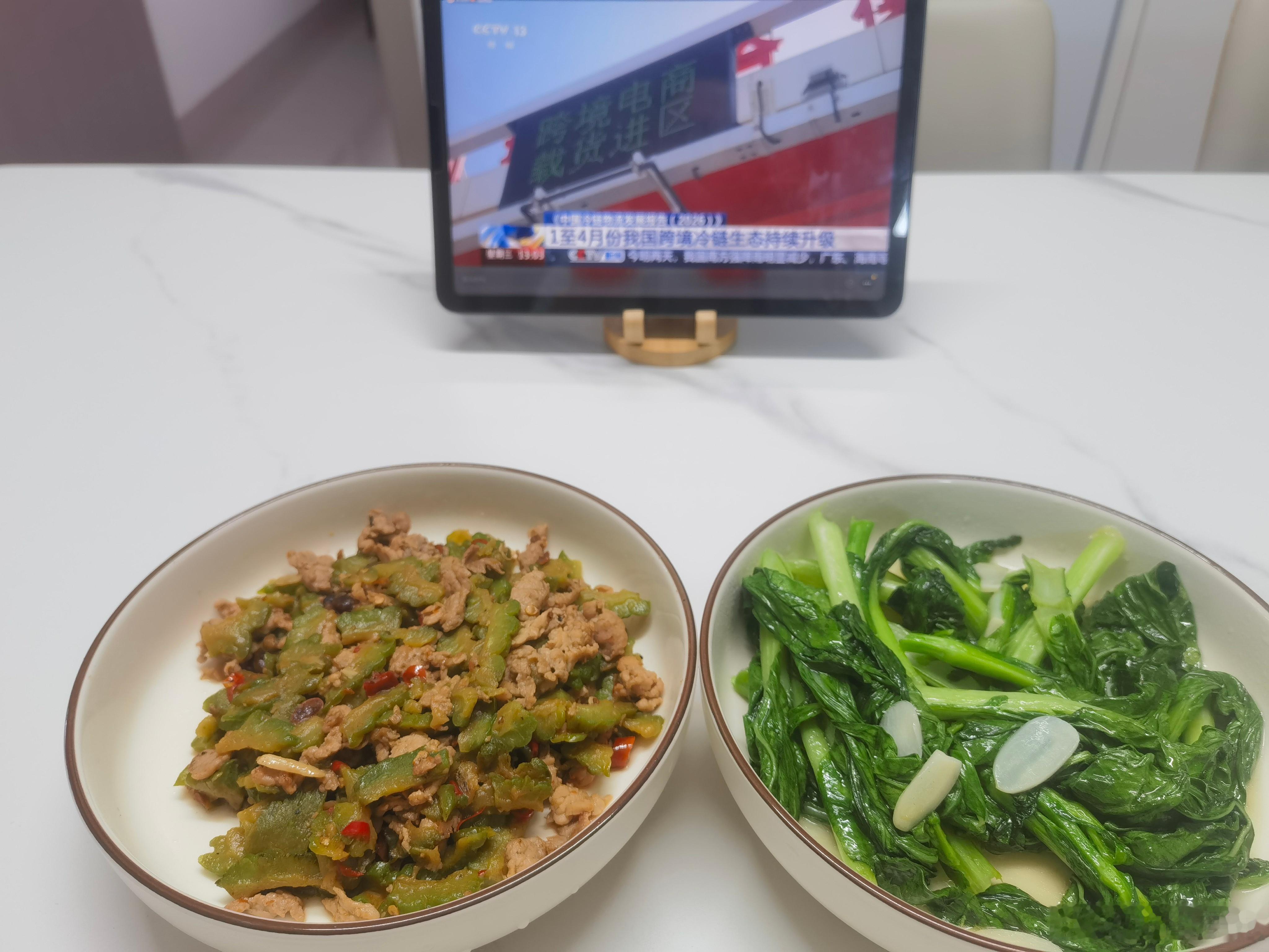 今日午餐：苦瓜炒肉配蒜蓉菜心。苦瓜的苦，像极了打工人的命，但回甘又让人上头。生活
