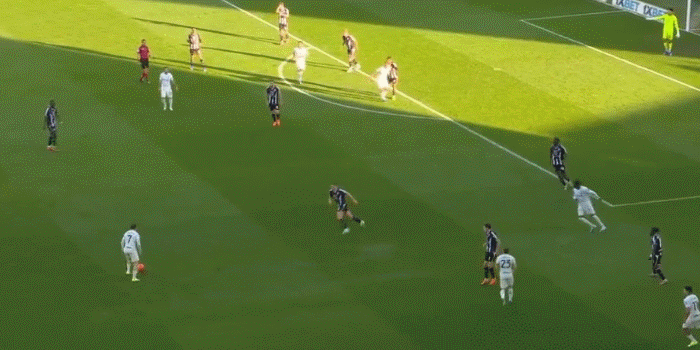 Pio有个很好的优点就是懂得“如何像中锋一样”踢球，很擅长利用身体优势去解决对位