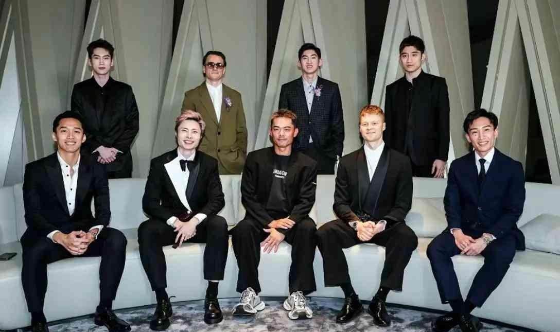 林丹偷偷组织了一场“非法”比赛。
没有积分，没有奖金。8位羽坛传奇穿上统一黑袍，