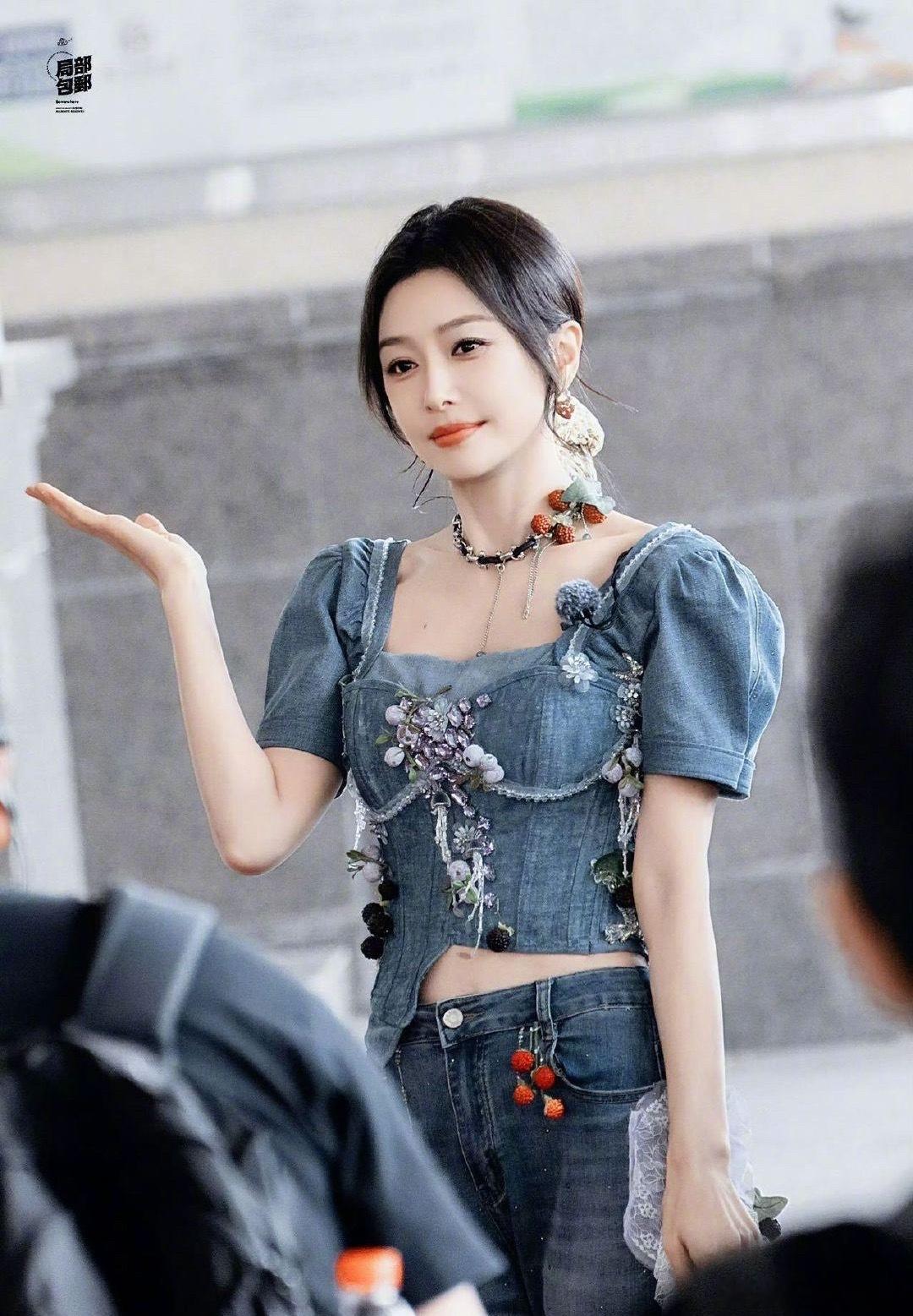 秦岚今天的穿搭好女团风 秦岚今天的穿搭好女团风，好美好迷人！ ​​​