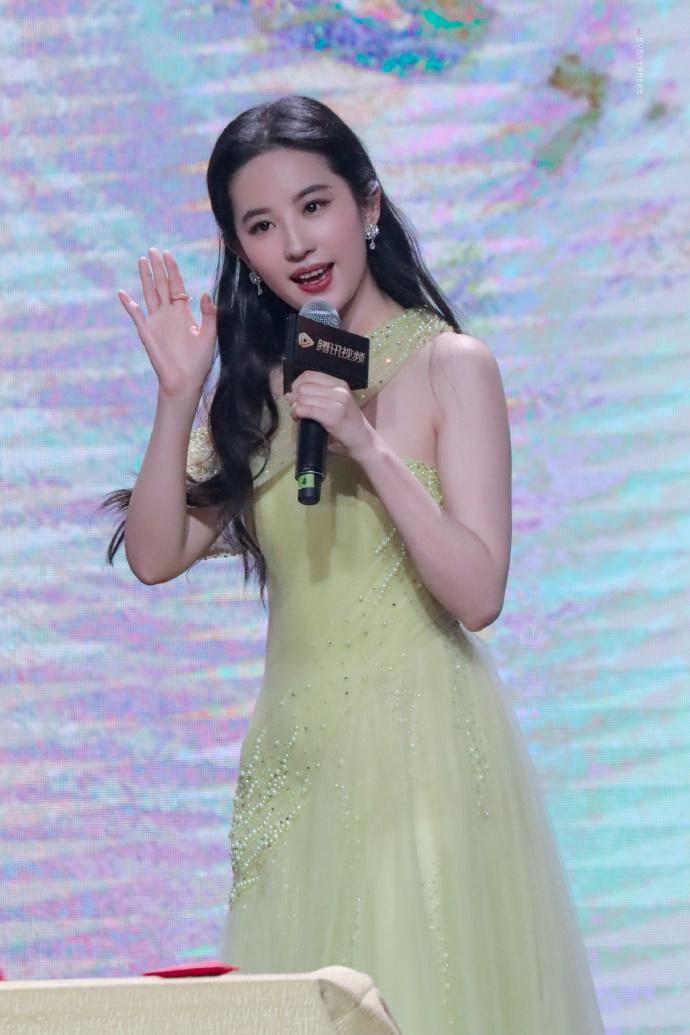 女星刘亦菲为何这么美
刘亦菲的父母基因真的超强大！这就是从小美到大的最重要原因~