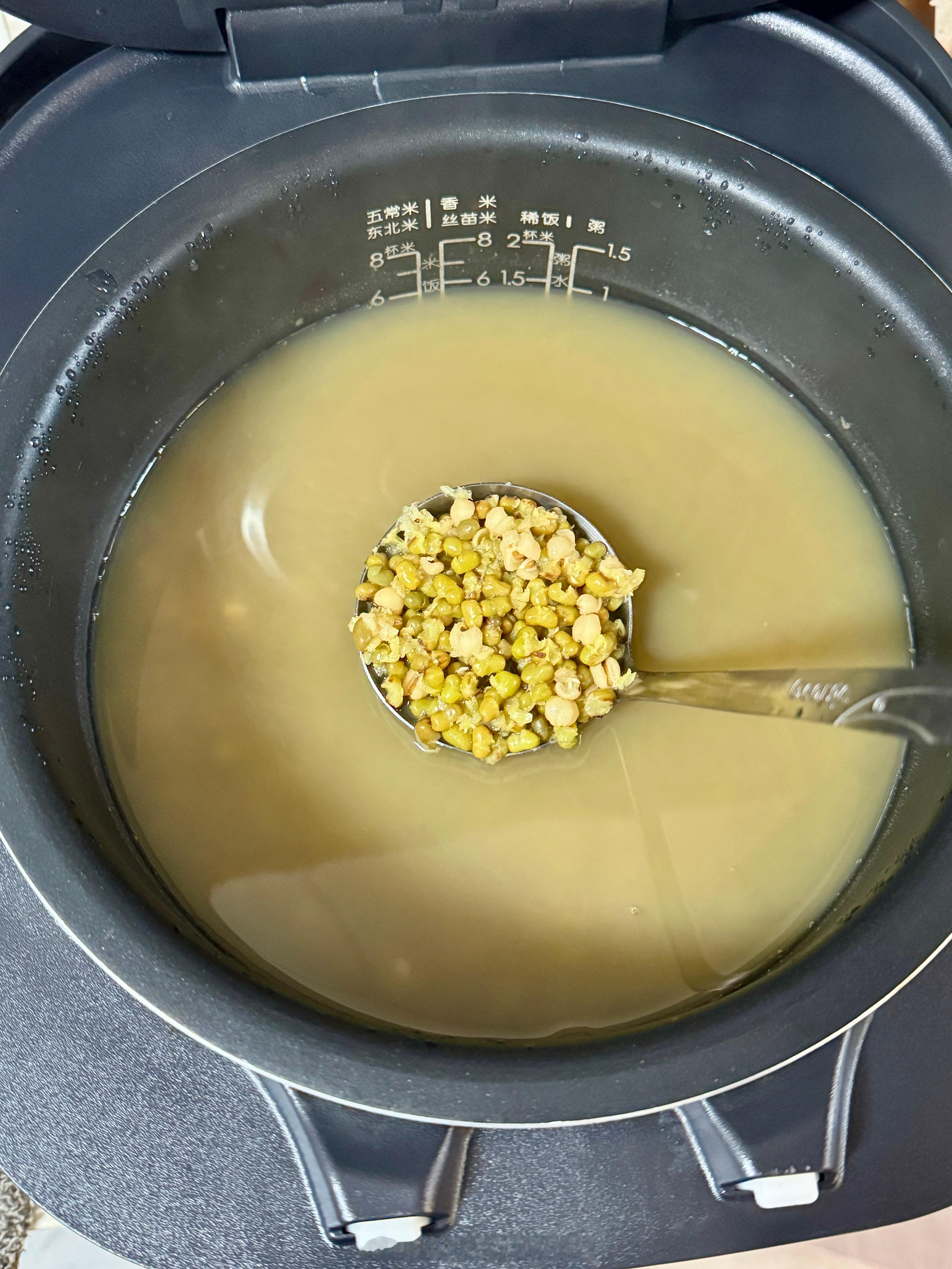 吃！益力多牌绿豆沙！里面加了薏米！好适合炎炎夏日！清热解暑