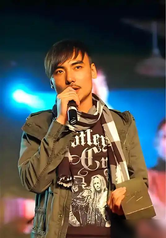 何洁年入2000万，直播却哭穷，直言每月40万养4个娃不够用，这事你怎么看？
 