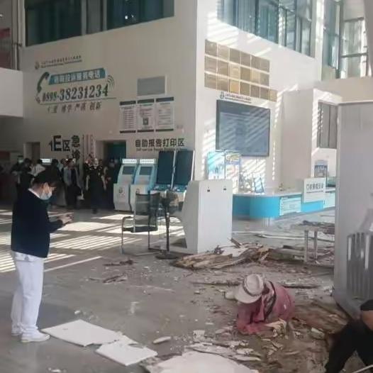 门诊楼吊顶破损部分掉落，4人不幸受伤
门诊楼吊顶掉落致4人受伤：公共安全容不得“