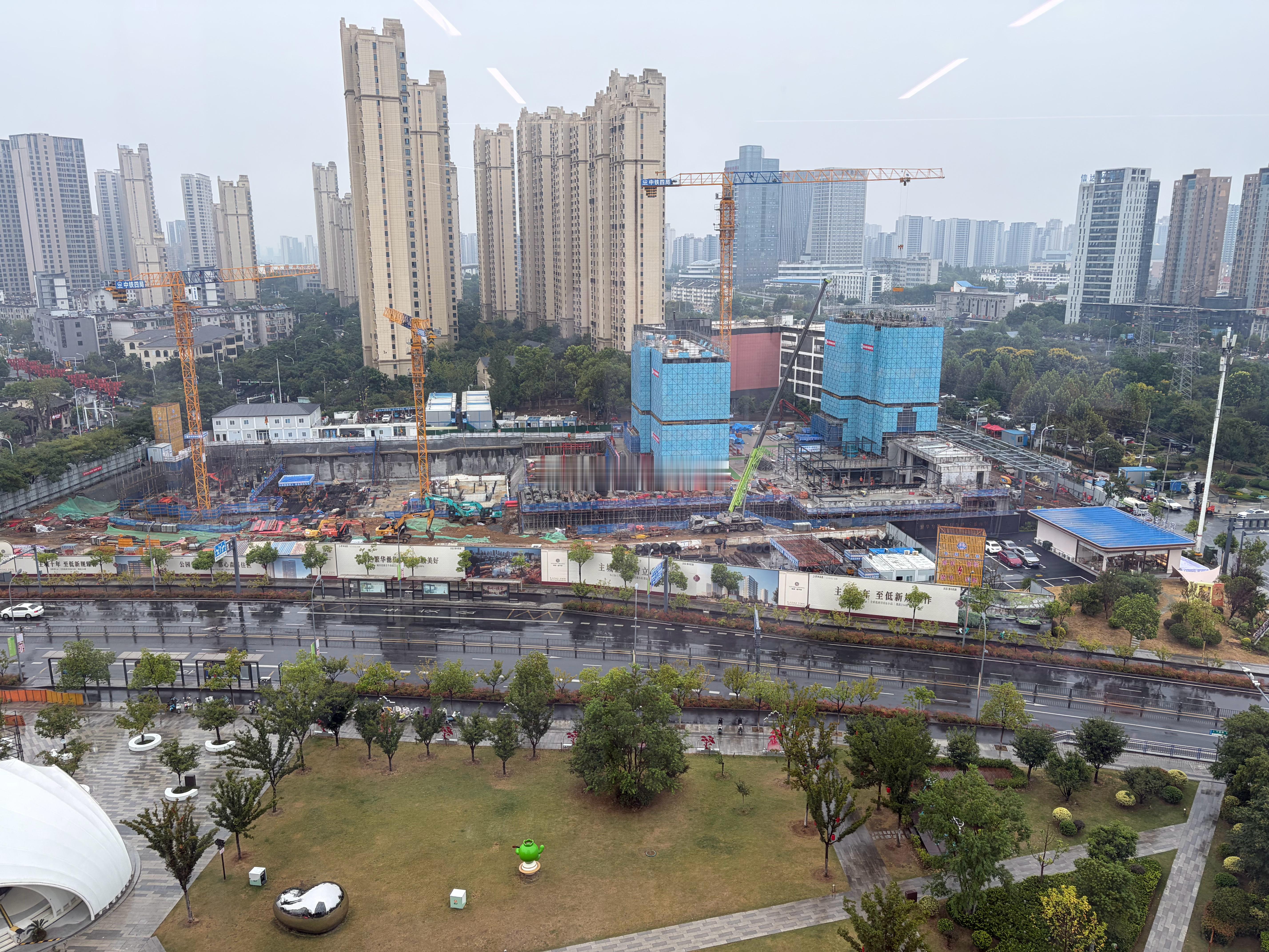 金宁府展示区按进度来看10月中旬可以呈现。洋房距离封顶就剩两三层，11月份随时可