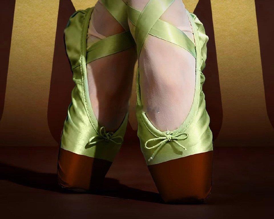 本来没觉得没啥问题，但是策划是怎么想的把雪糕跟鞋联系到一起的再说芭蕾舞鞋也不拼色