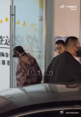 丁程鑫[超话]丁程鑫敖子逸下班坐一辆车看到丁程鑫和敖子逸 hi6 聚餐后同车下班