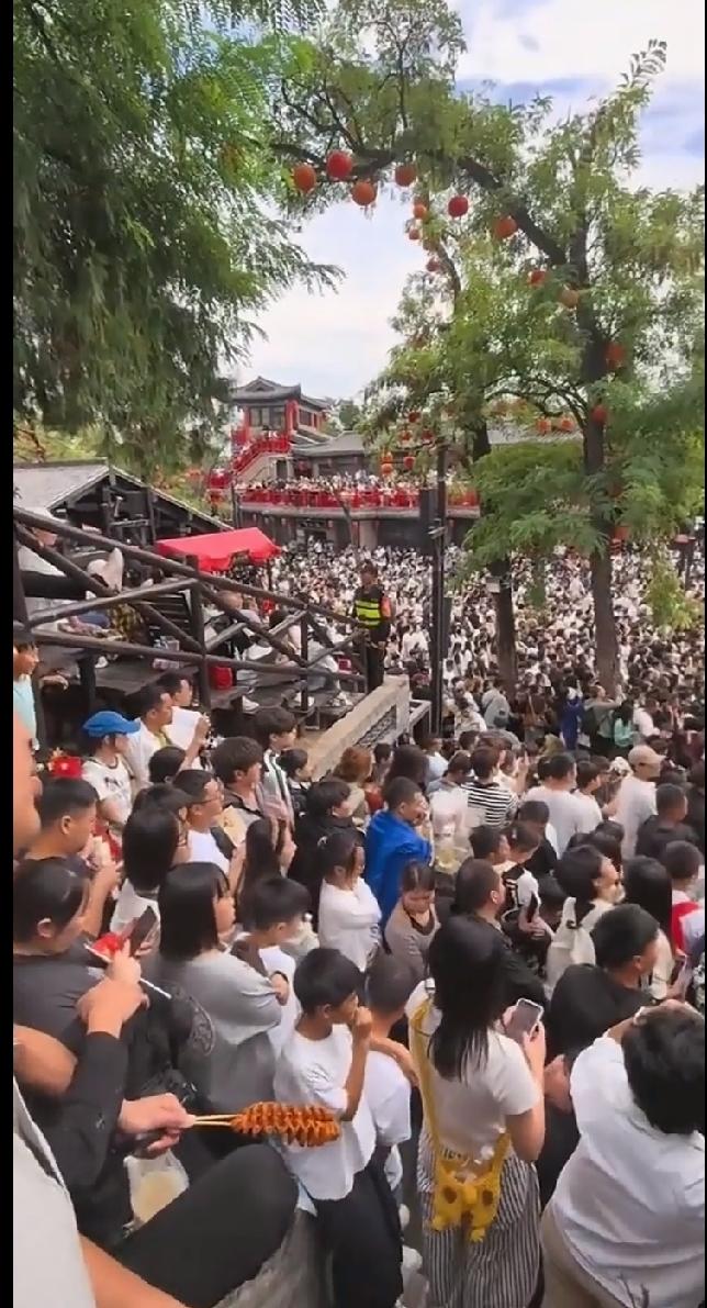 河南万岁山只见人不见“山”，火爆背后藏着文旅的喜与忧
 
提到万岁山，不少第一次