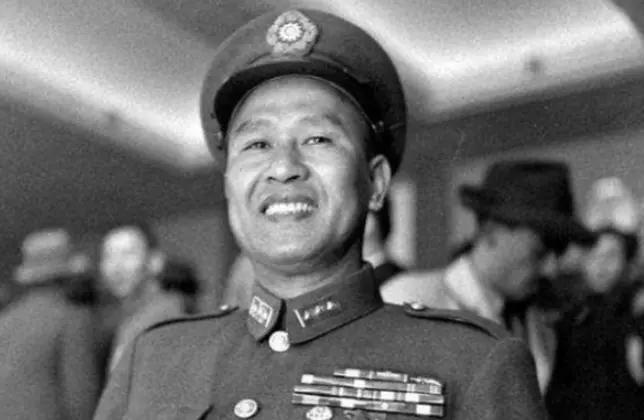 1937年，李克农外出散步，一个戴草帽的老农朝他扔了一个纸团，直到他弯腰捡起纸团