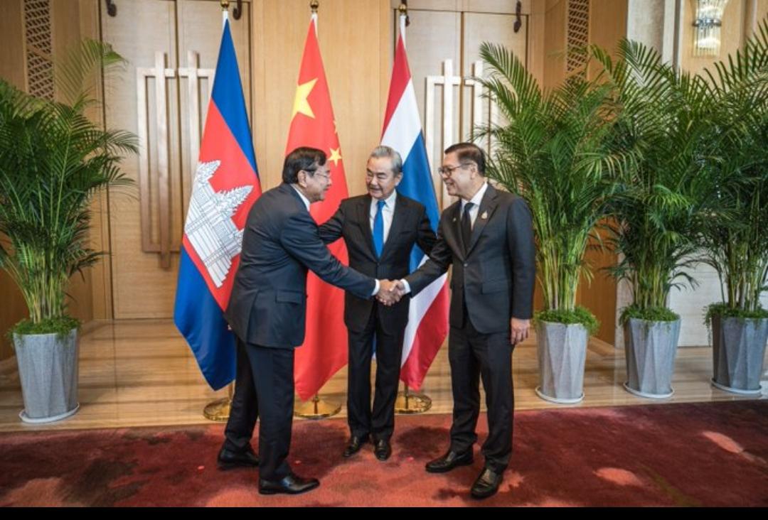 新闻快讯——中国、柬埔寨、泰国三国外长及军方高级官员于中国云南省抚仙湖畔举行会晤