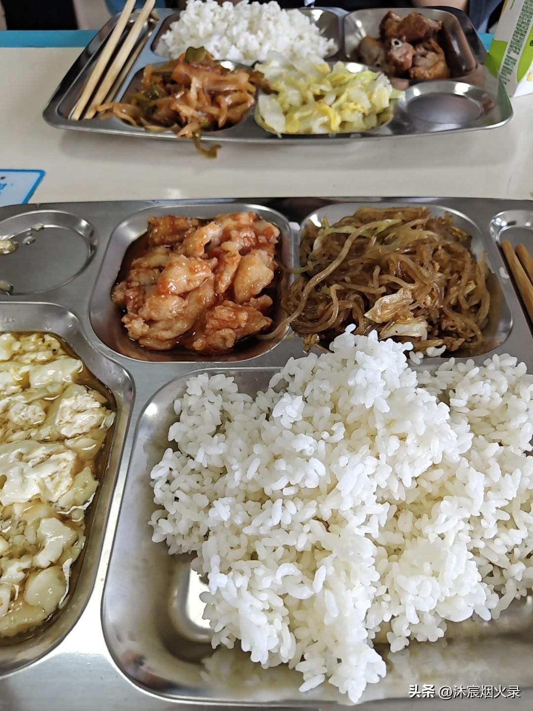 同样的饭菜，换个环境孩子就超开心！住校的快乐成年人真不懂？
 
真的越看越感慨，
