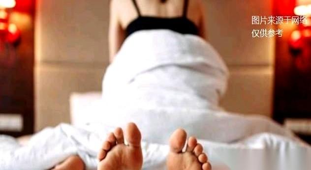 一年，七个女人。他算准了，她们不敢报警。
他睡在她们旁边，用她们自己的手机，一笔