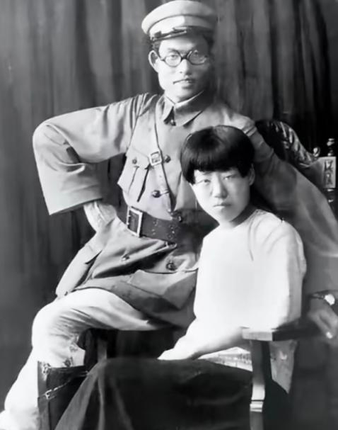 1940年延安，一个女人主动跟丈夫离了婚。那一年她36岁，已经生了6个孩子。15