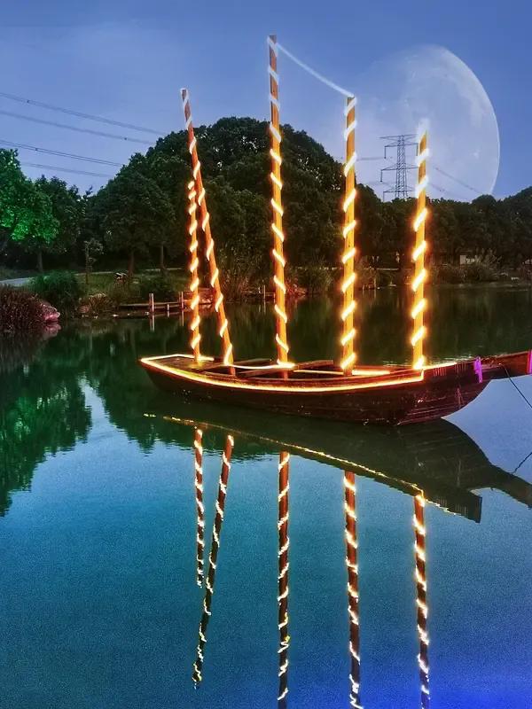 出上：残霞染尽山前树，
对下：碧月刷完水上帆。