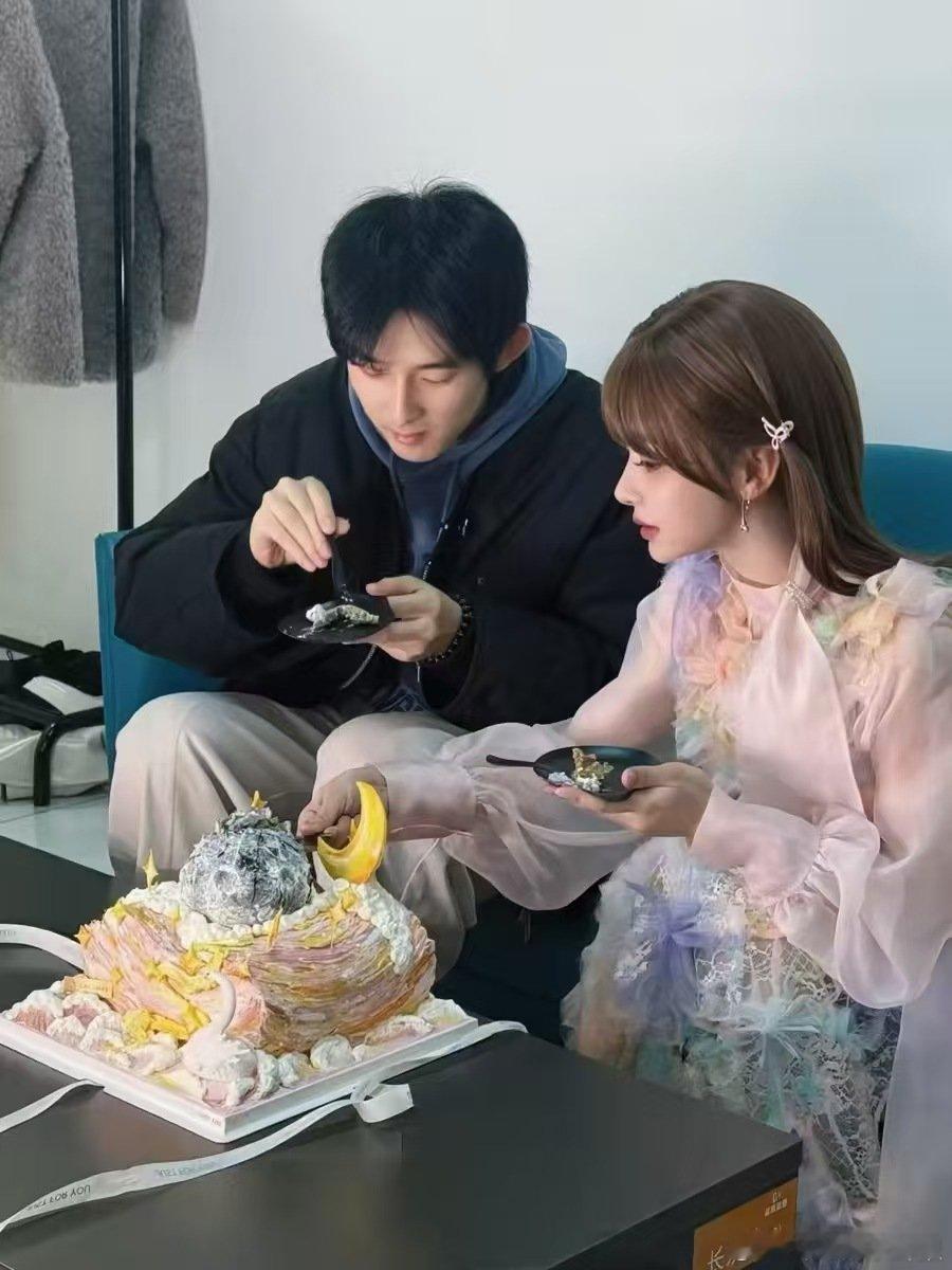 黄霄雲给学弟开小灶声鸣远扬 黄霄雲给危晋宇开小灶，探班送蛋糕仪式感拉满，还分享舞