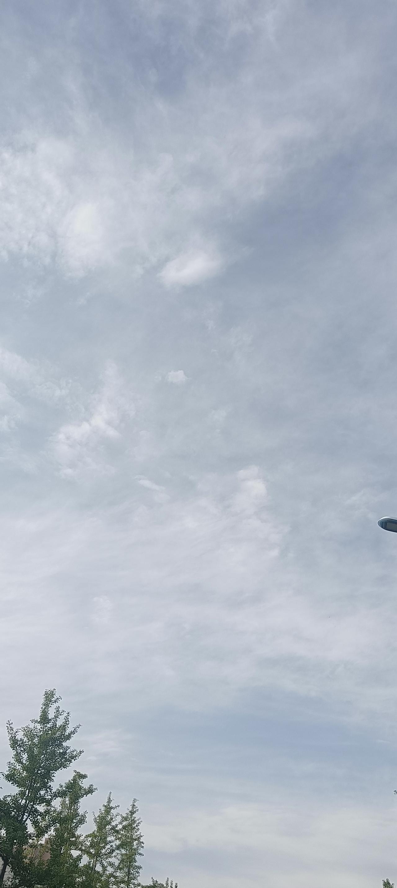 油价暴涨，
今天去加油站，
加了50块钱92号汽油，
当时觉得就挺尴尬的，
一位