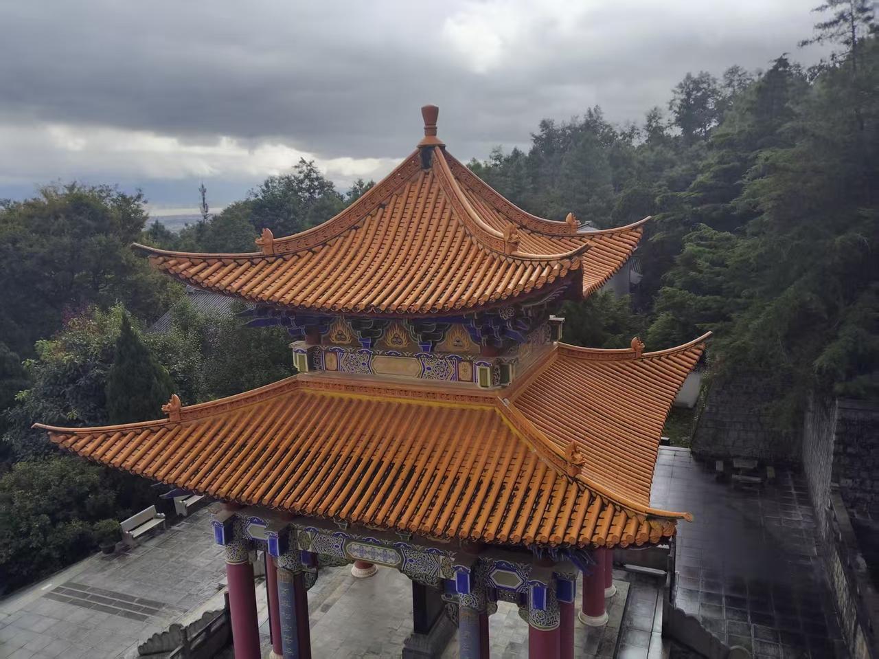 鹰酱调停泰柬冲突以前:

鹰酱:     你们等一下，我去打个电话叫他们停火，等