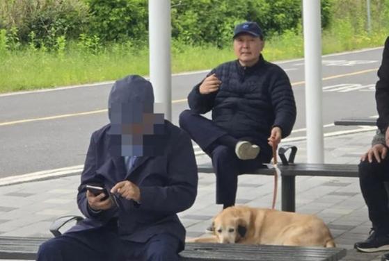 被罢免的前总统尹锡悦现身汉江，与爱犬悠闲散步

5日，有市民在首尔汉江边偶遇前总
