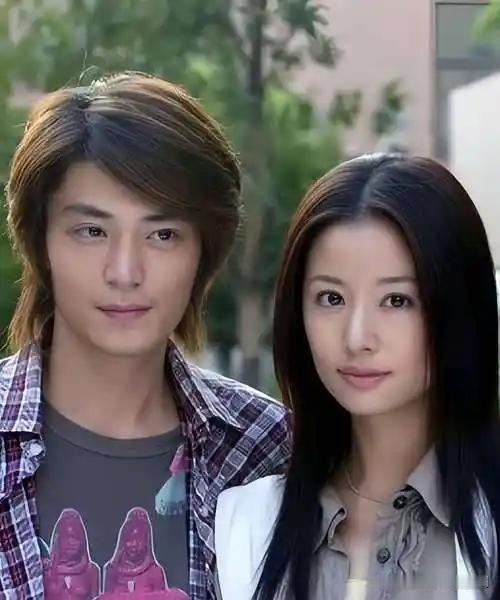 林心如与霍建华的爱情，宛如一部温暖长篇。2005年，他们因《地下铁》结识，初时相