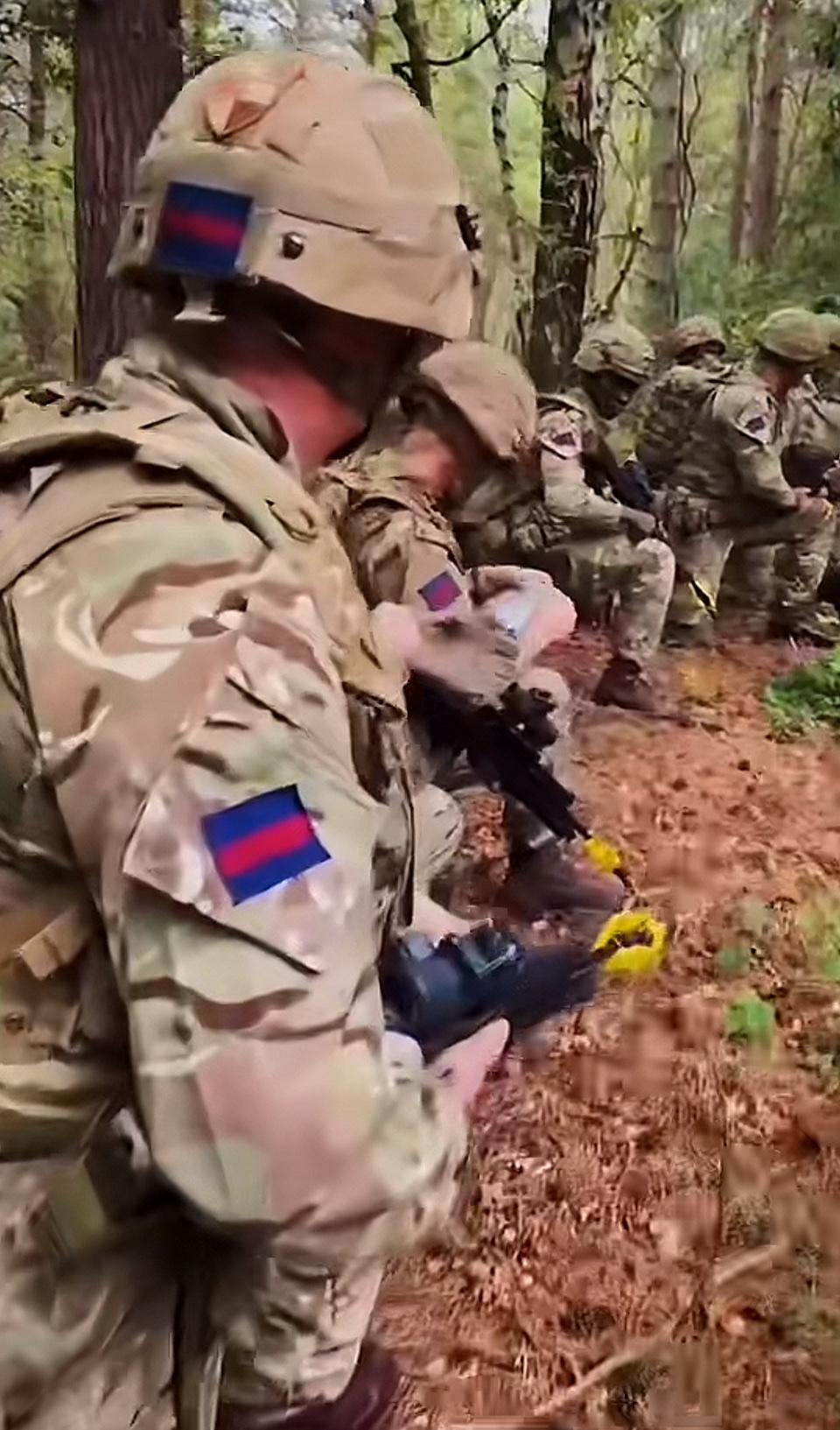 森林中的士兵们，全副武装，准备迎接挑战！🌳💪🔫他们眼神坚定，步伐整齐地穿梭