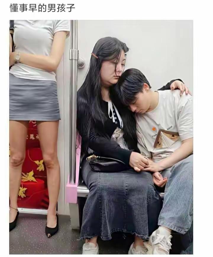 这是一对母子还是恋人啊？