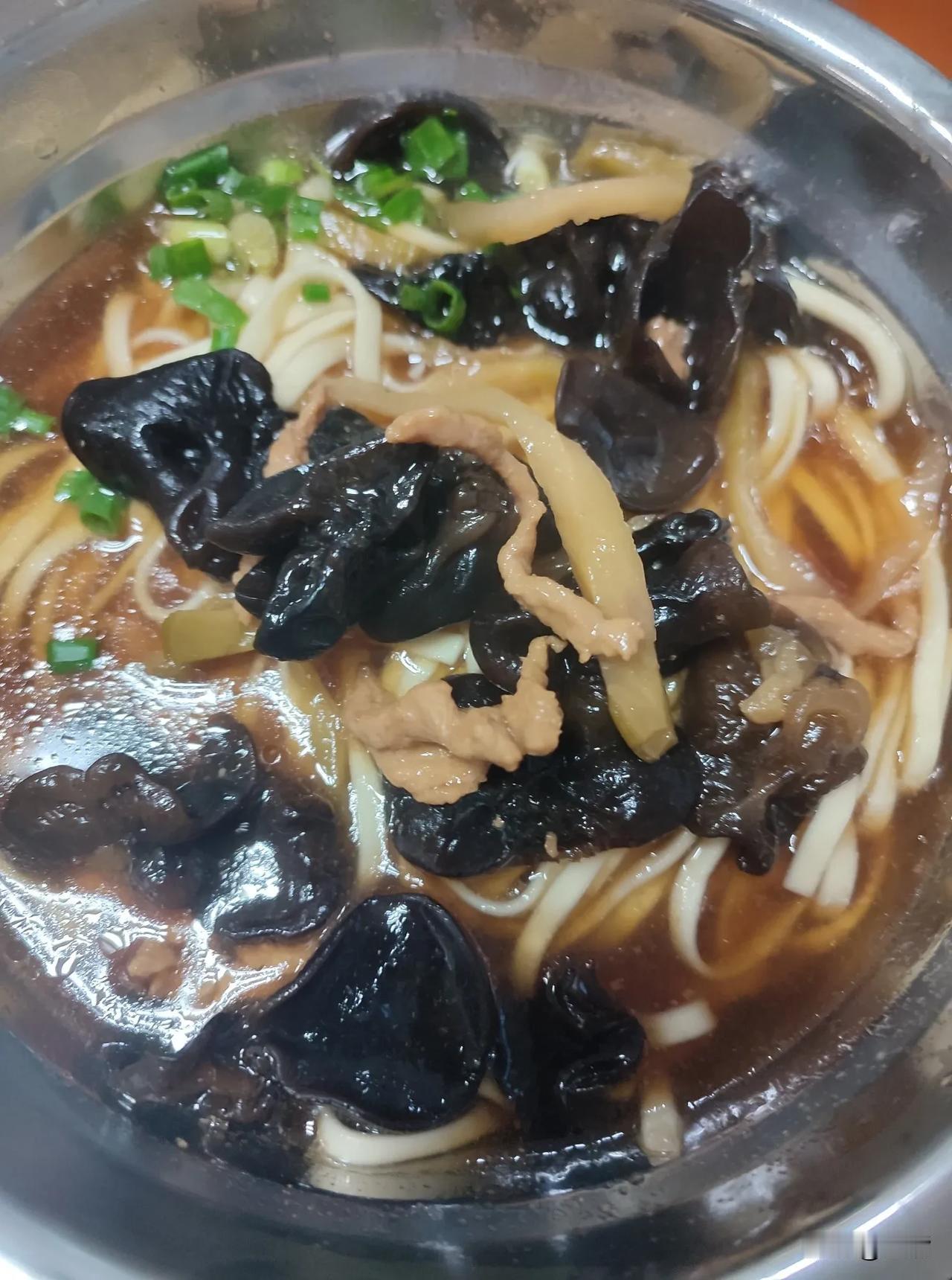 榨菜肉丝黑木耳面