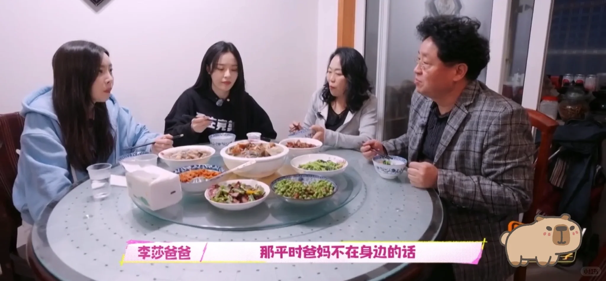旁边幸福的家庭，更衬得于文文很孤独
