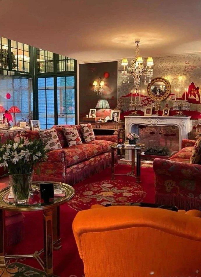 刘嘉玲那个红沙发，真心让我有点摸不着头脑，价钱贵得吓人，是她的眼光吗？怎么有点靡