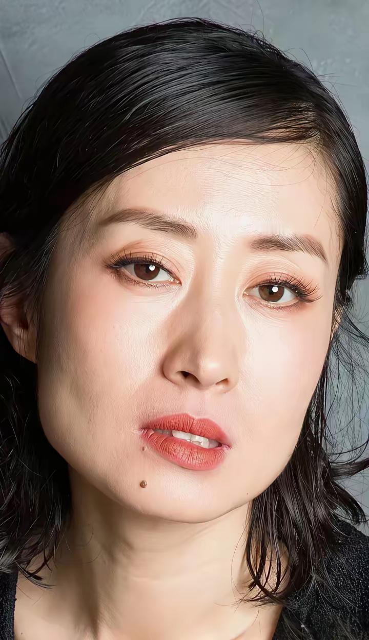 说真的，一直没get到刘敏涛的长相。她长得不丑，但绝称不上美 女。五官单拿出来，