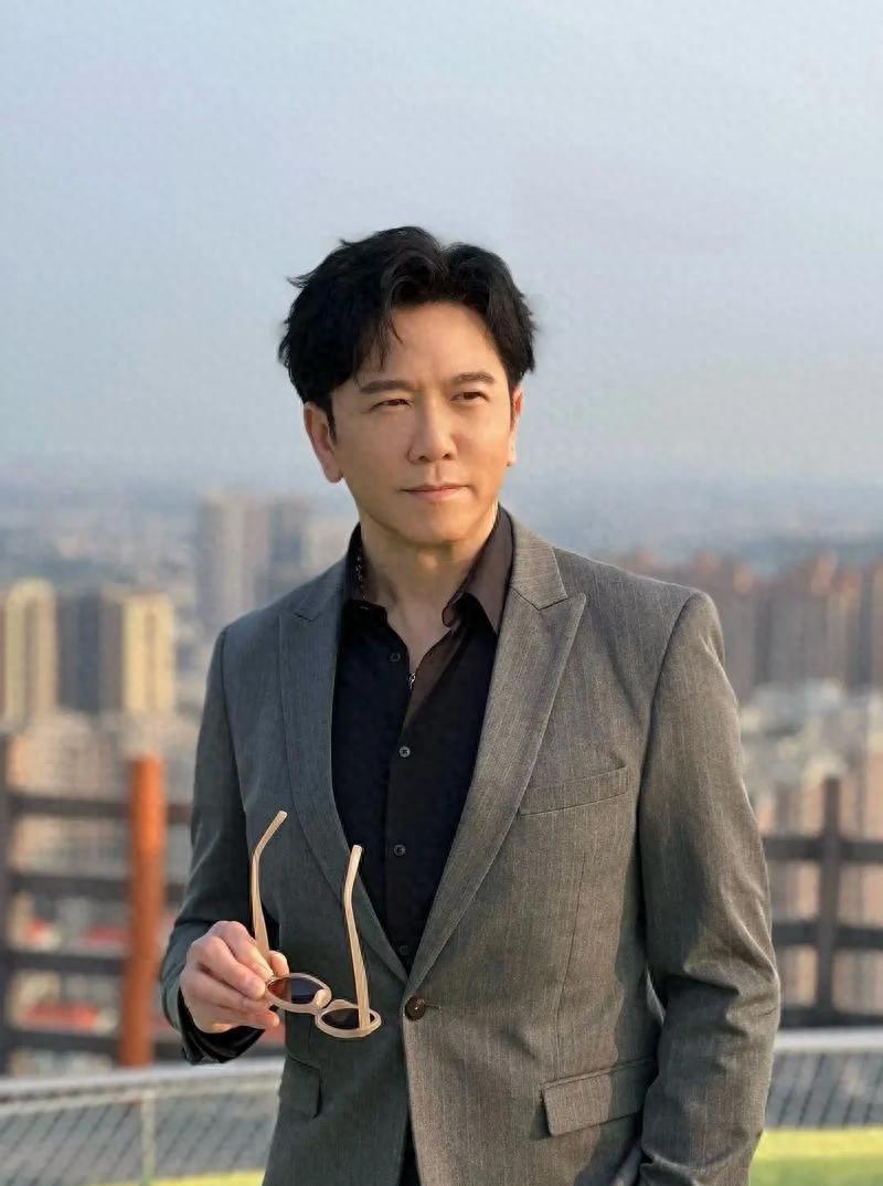 61岁的温兆伦，卖掉香港房产、迁出户口，彻底定居北京。如今的他每天挤地铁接送女儿